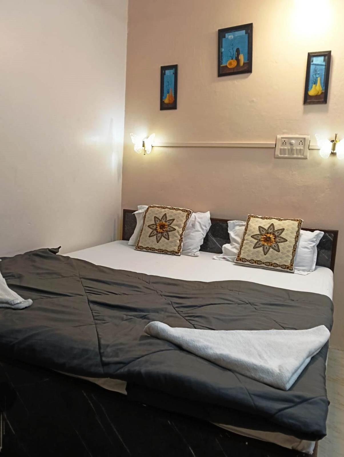 Banaras Rest House — Photos 2