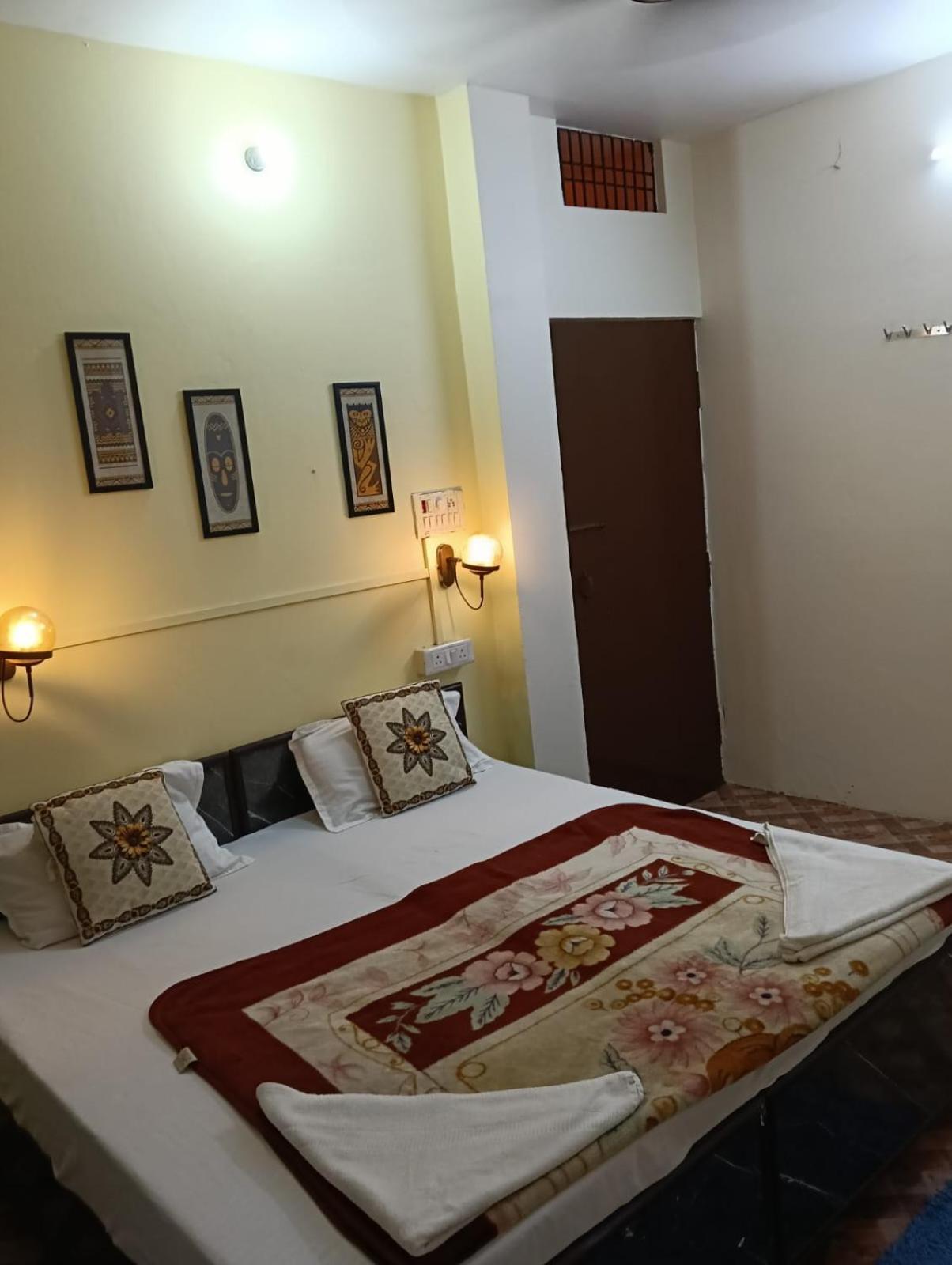 Banaras Rest House — Photos 3